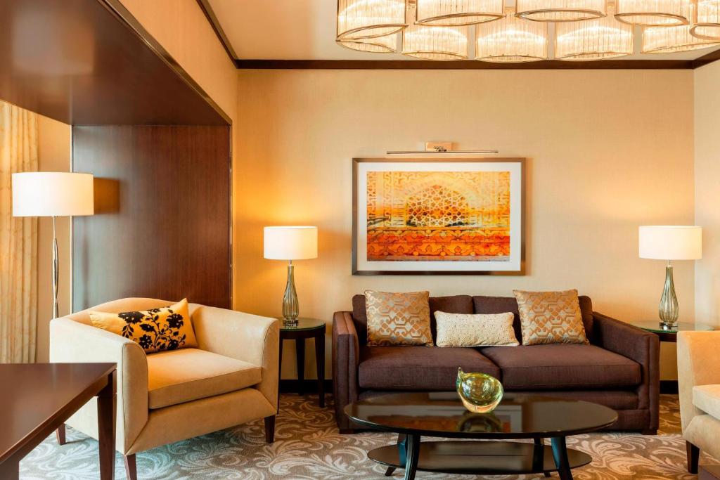 Junior Suite, Club lounge access, Suite, 1 King, Creek view - Image 1