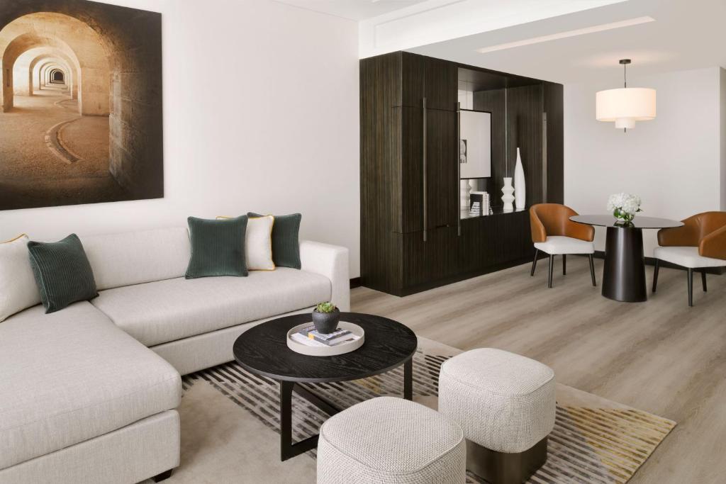 Deluxe Suite, Club lounge access, 1 Bedroom Suite, 1 King - Image 1
