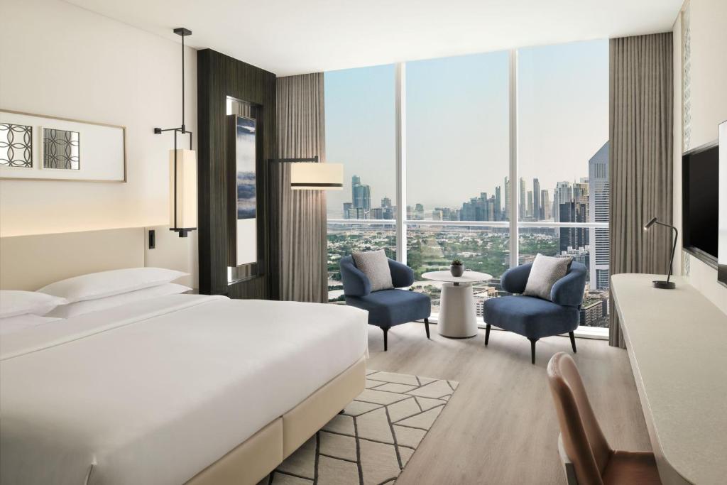 Executive Suite, Club lounge access, 1 King, Skyline view - Image 10