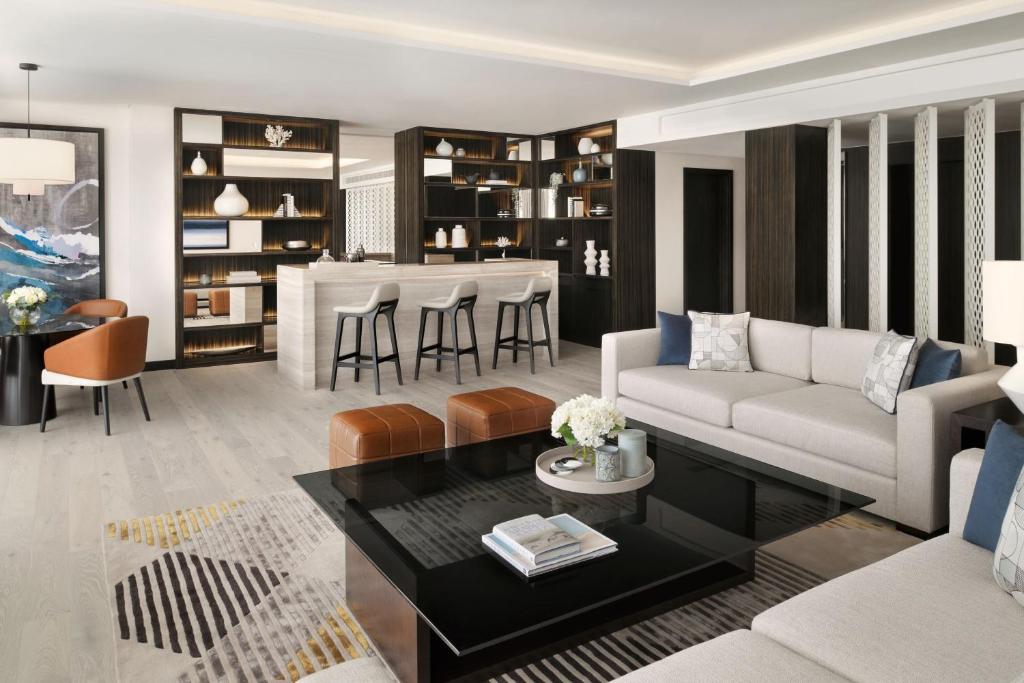 Executive Suite, Club lounge access, 1 King, Skyline view - Image 2