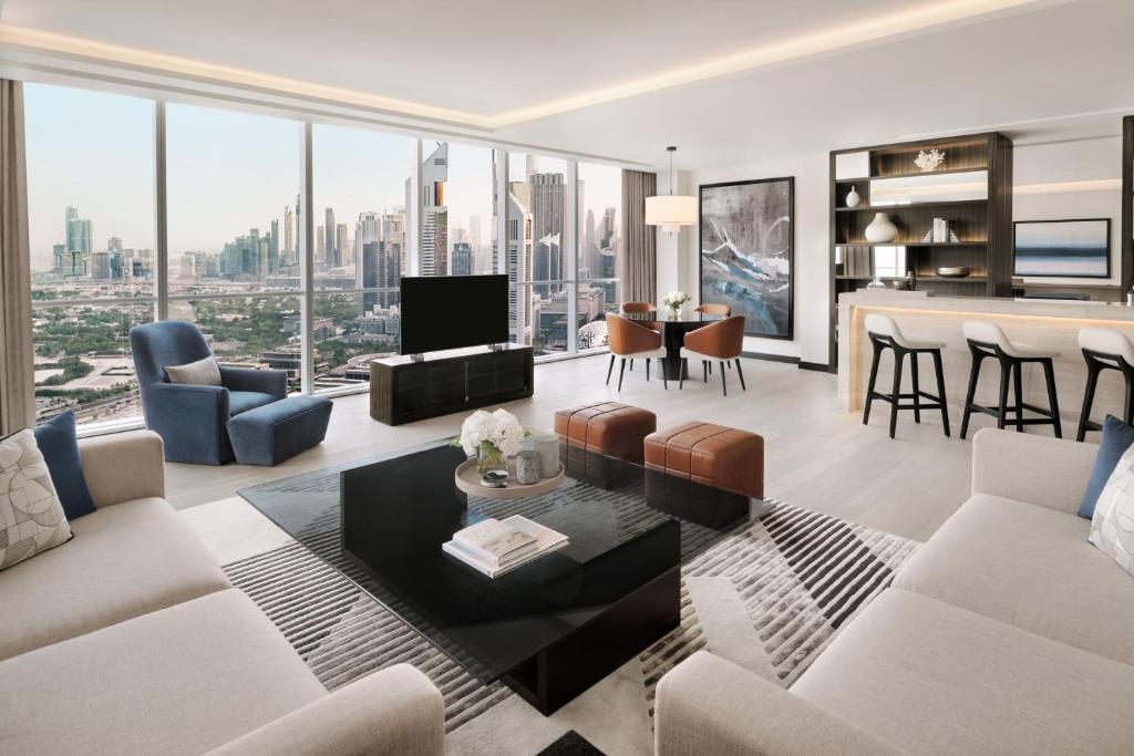 Executive Suite, Club lounge access, 1 King, Skyline view - Image 3