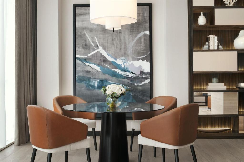 Executive Suite, Club lounge access, 1 King, Skyline view - Image 4