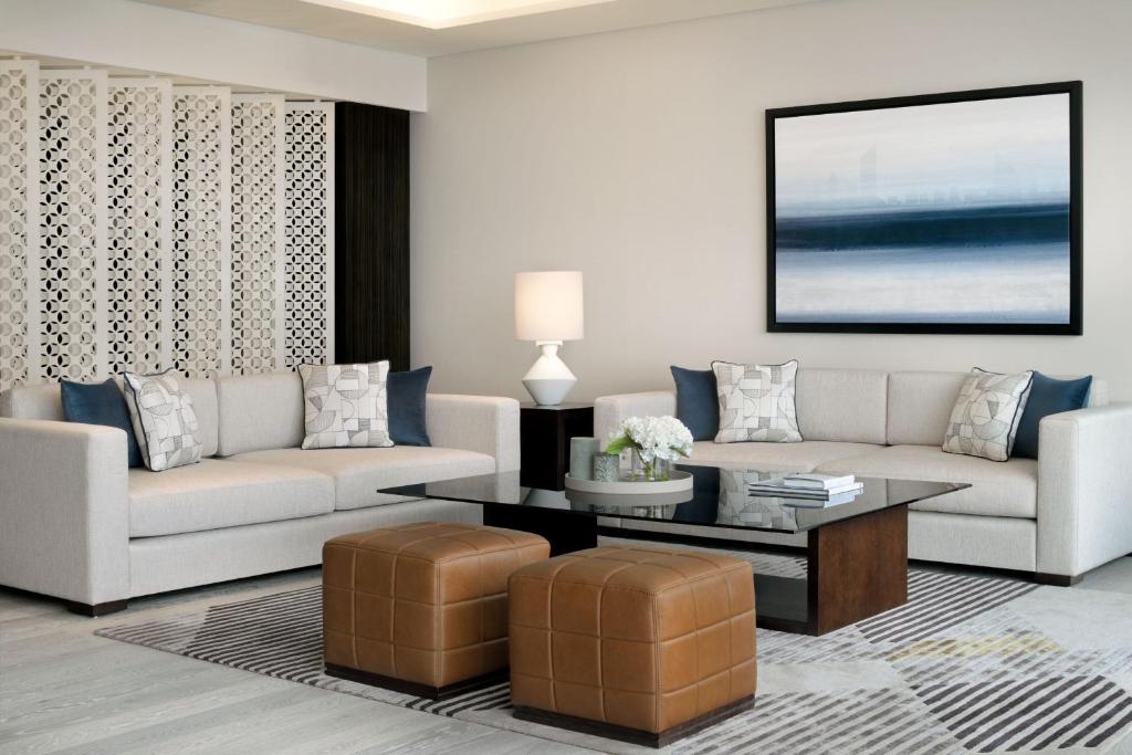 Executive Suite, Club lounge access, 1 King, Skyline view - Image 5