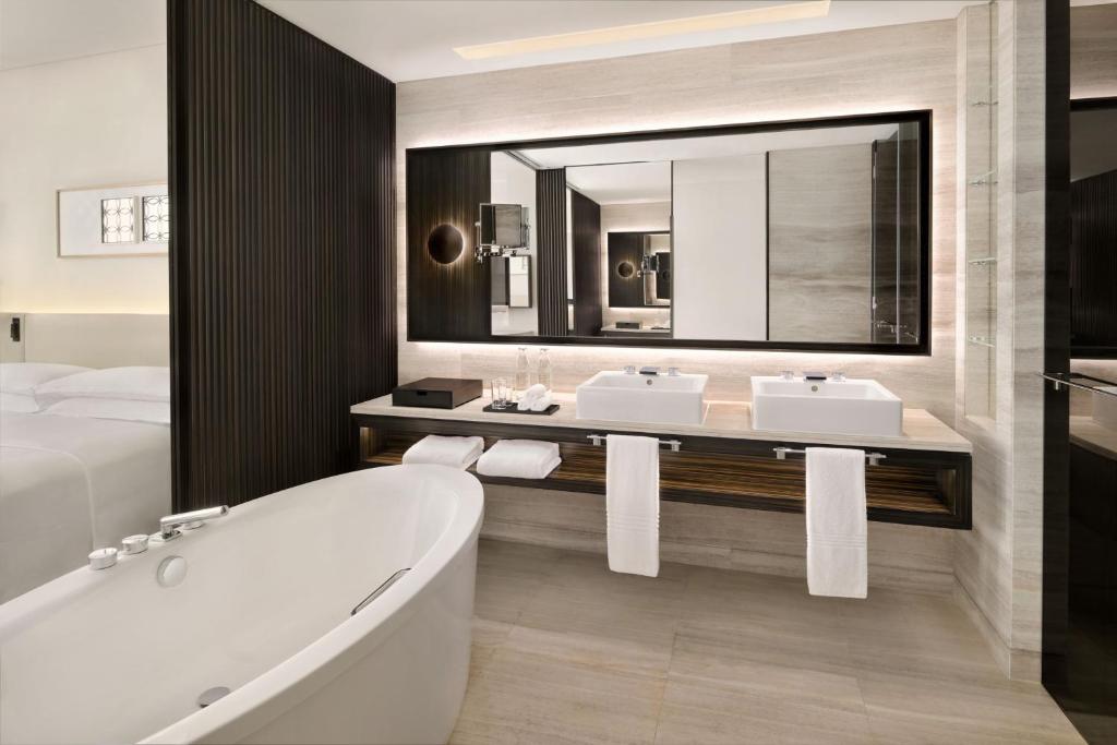 Executive Suite, Club lounge access, 1 King, Skyline view - Image 6