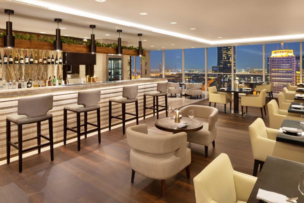 Executive Suite, Club lounge access, 1 King, Skyline view - Image 7