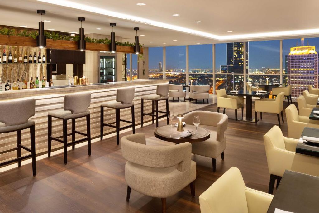 Executive Suite, Club lounge access, 1 King, Skyline view - Image 8