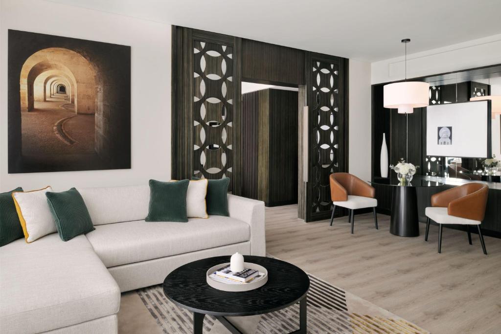 Grand Deluxe Suite, Club lounge access, 1 Bedroom Suite - Image 3