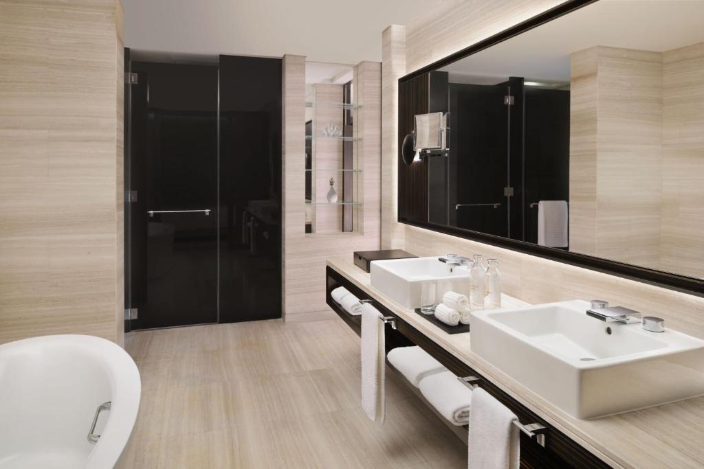 Grand Deluxe Suite, Club lounge access, 1 Bedroom Suite - Image 5