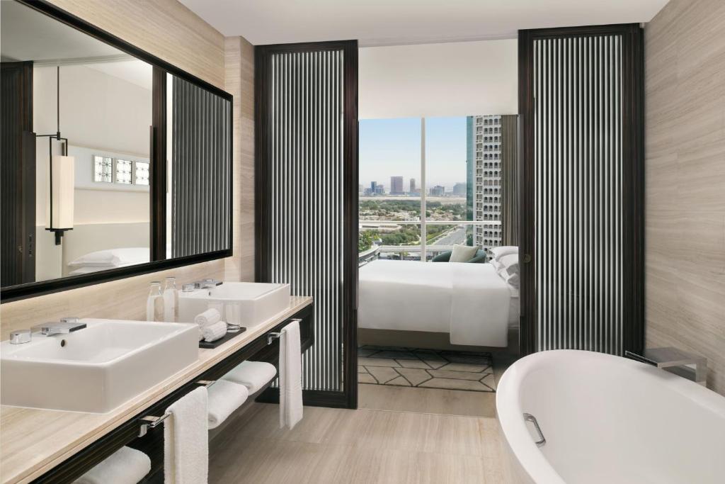 Grand Deluxe Suite, Club lounge access, 1 Bedroom Suite - Image 6