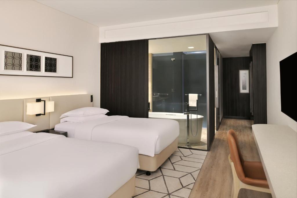 Twin Room with Club Lounge Access - Image 2