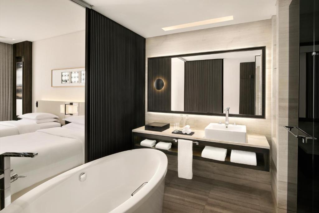 Twin Room with Club Lounge Access - Image 3