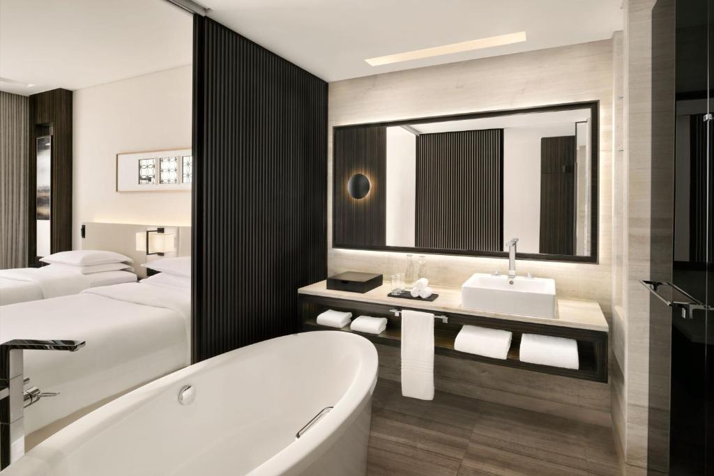 Twin Room with Club Lounge Access - Image 4