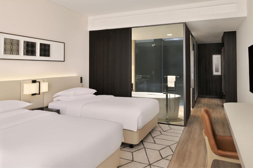 Twin Room with Club Lounge Access - Image 5