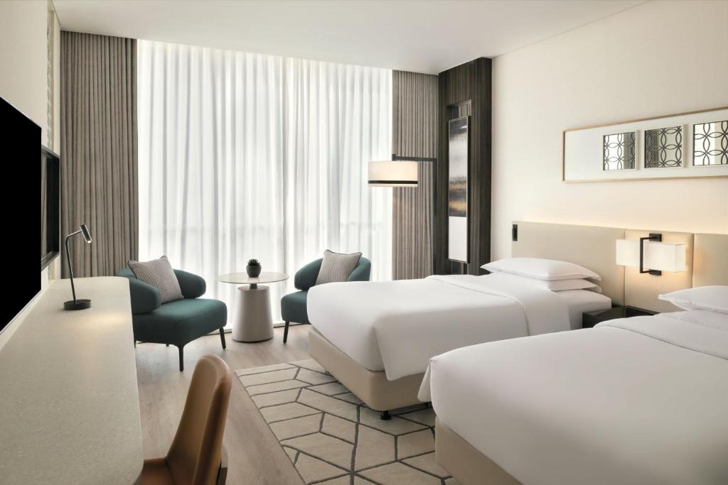 Twin Room with Club Lounge Access - Image 7