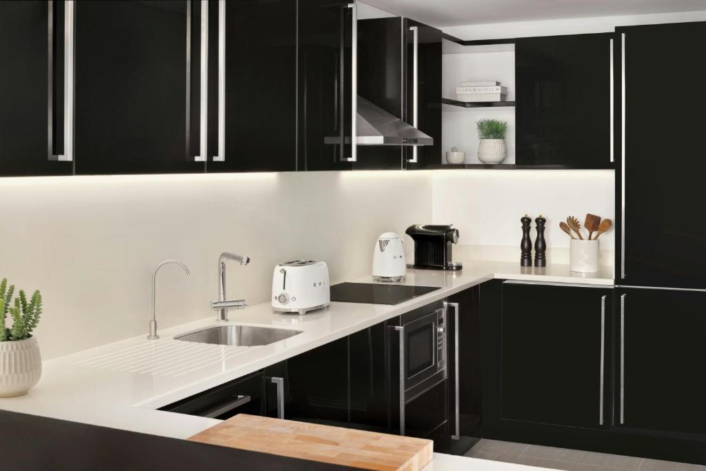 Two Bedroom Apartment, 2 Bedroom Apartment, Skyline view - Image 15