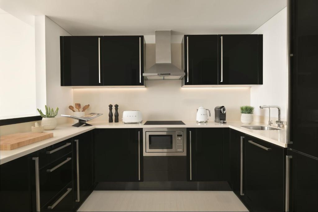 Two Bedroom Apartment, 2 Bedroom Apartment, Skyline view - Image 4
