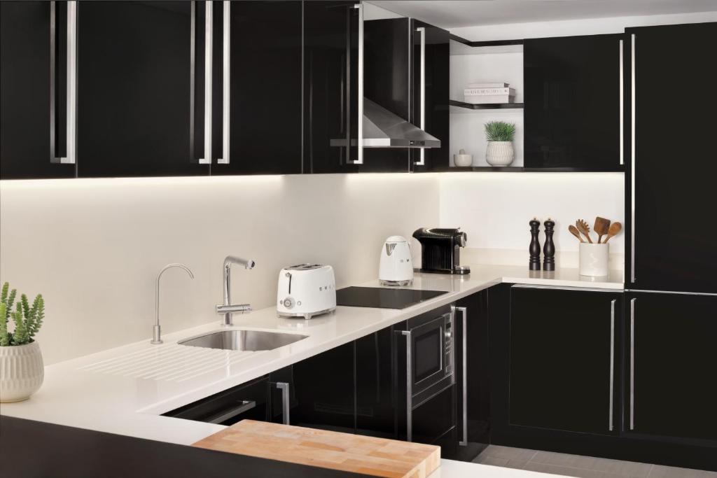 Two Bedroom Apartment, 2 Bedroom Apartment, Skyline view - Image 7