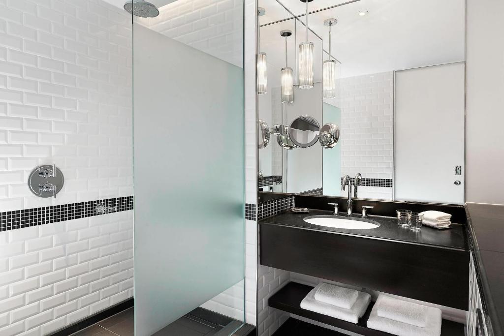 Club Queen Room - Club Lounge Access - Image 3