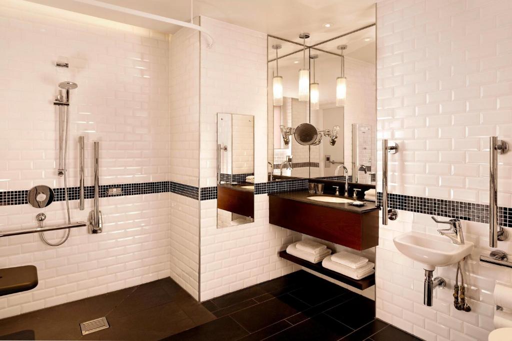 Club Queen Room - Club Lounge Access - Image 4