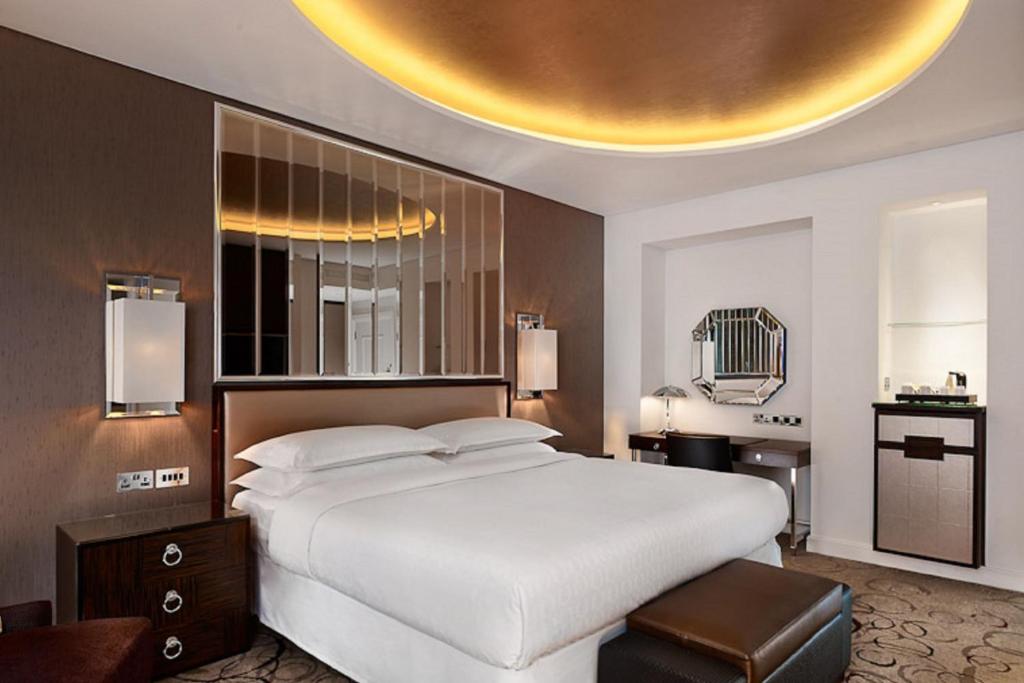Club Queen Room - Club Lounge Access - Image 9