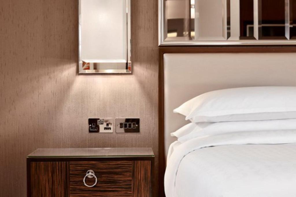 Deluxe King Room - Image 4
