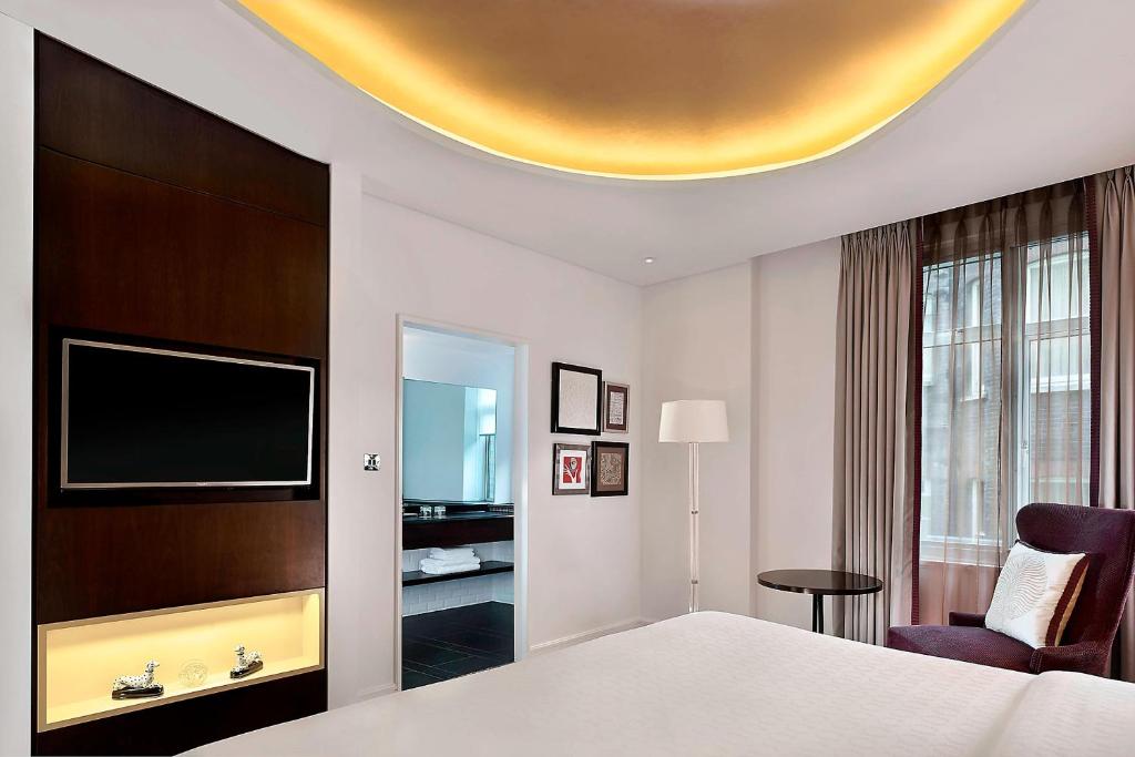 Deluxe Queen Room - Image 1