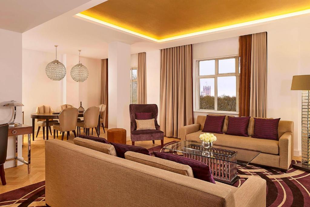 One-Bedroom Grand King Suite with Park View - Club Lounge Access - Image 1