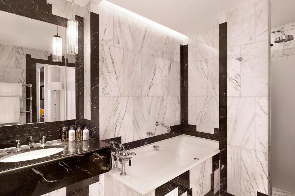 One-Bedroom King Suite with Park View - Club Lounge Access - Image 1