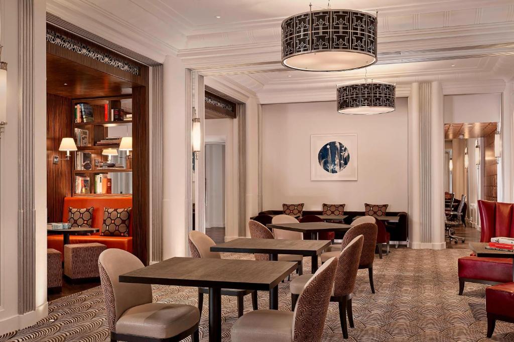 One-Bedroom King Suite with Park View - Club Lounge Access - Image 3