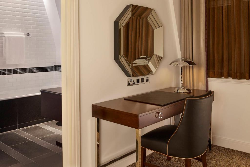 One-Bedroom King Suite with Park View - Club Lounge Access - Image 5