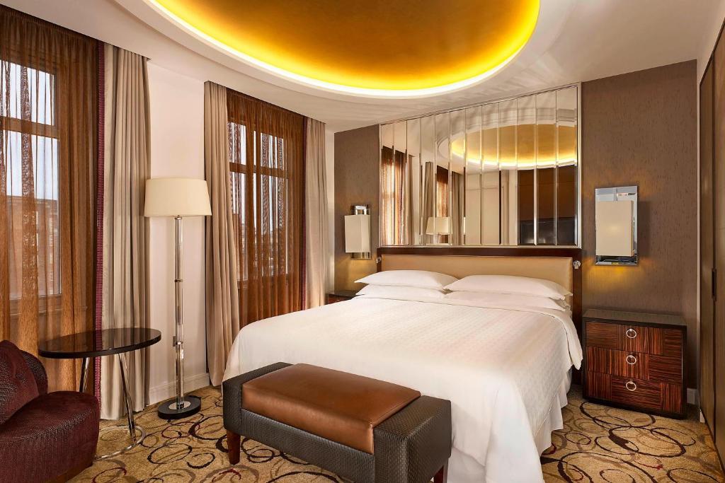 Superior King Room with Park View - Image 1