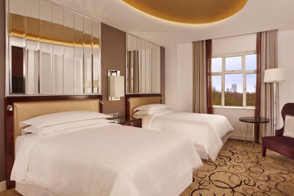 Superior Twin Room - Image 6