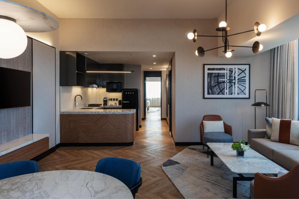 Amiri Suite - Club lounge Access - Image 5