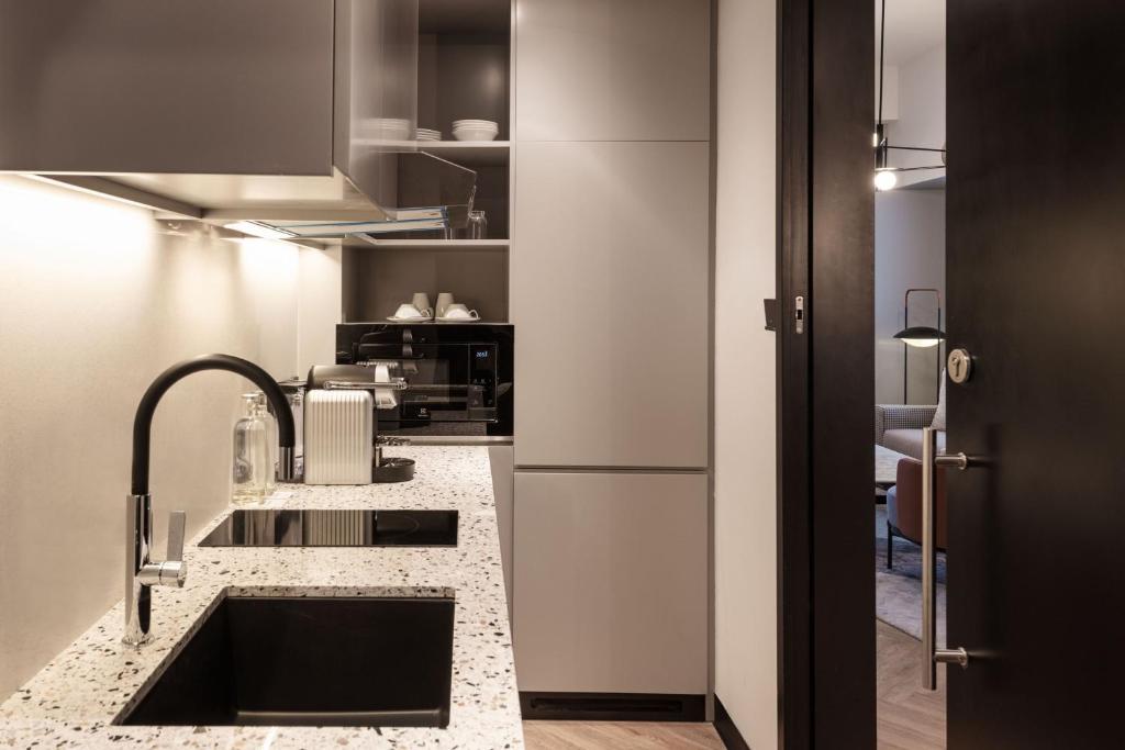 Amiri Suite - Club lounge Access - Image 8