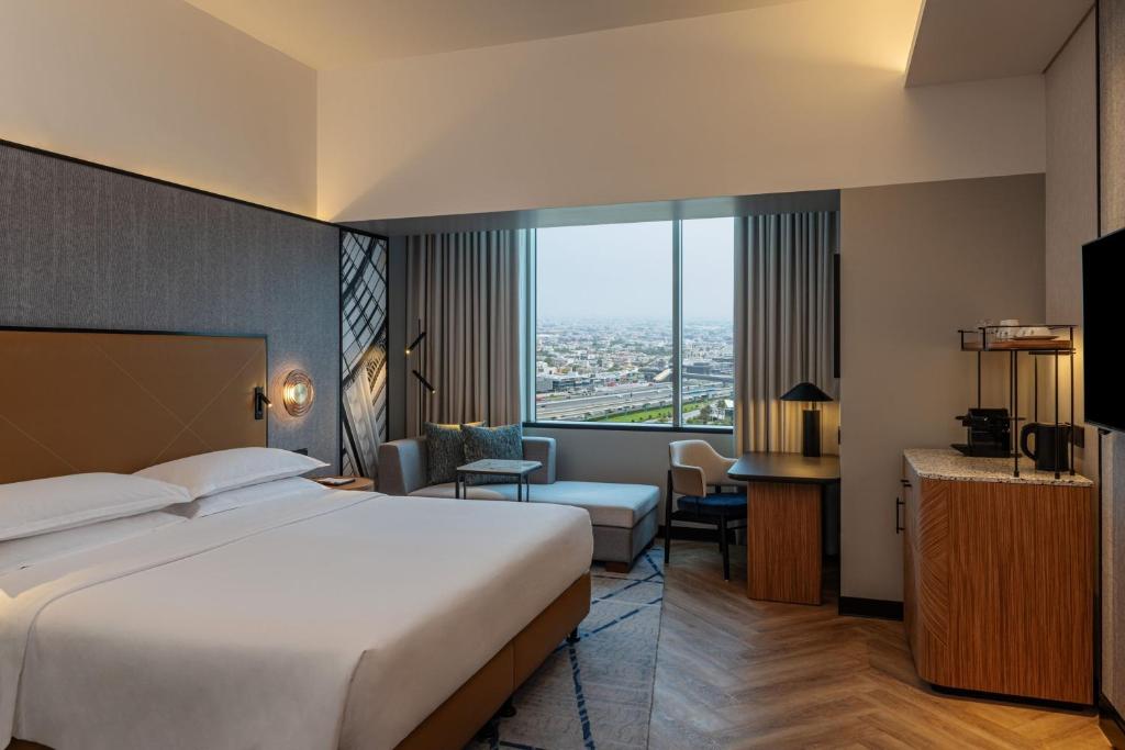 Club King Room, Skyline view - Club lounge Access - Image 8