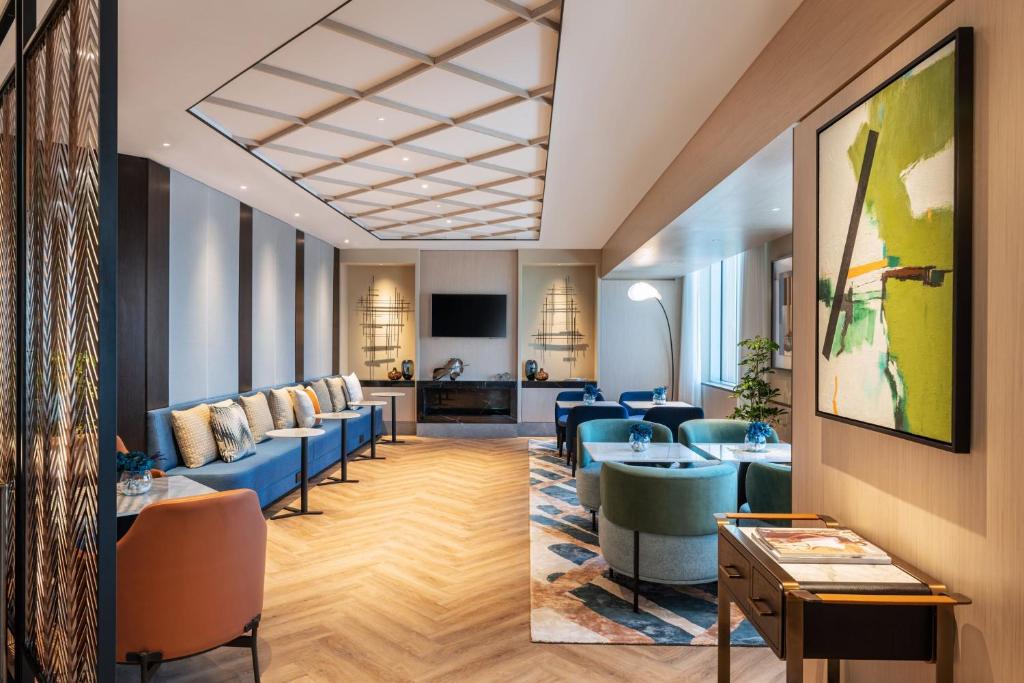 Club Twin Room, Skyline view  - Club lounge Access - Image 3