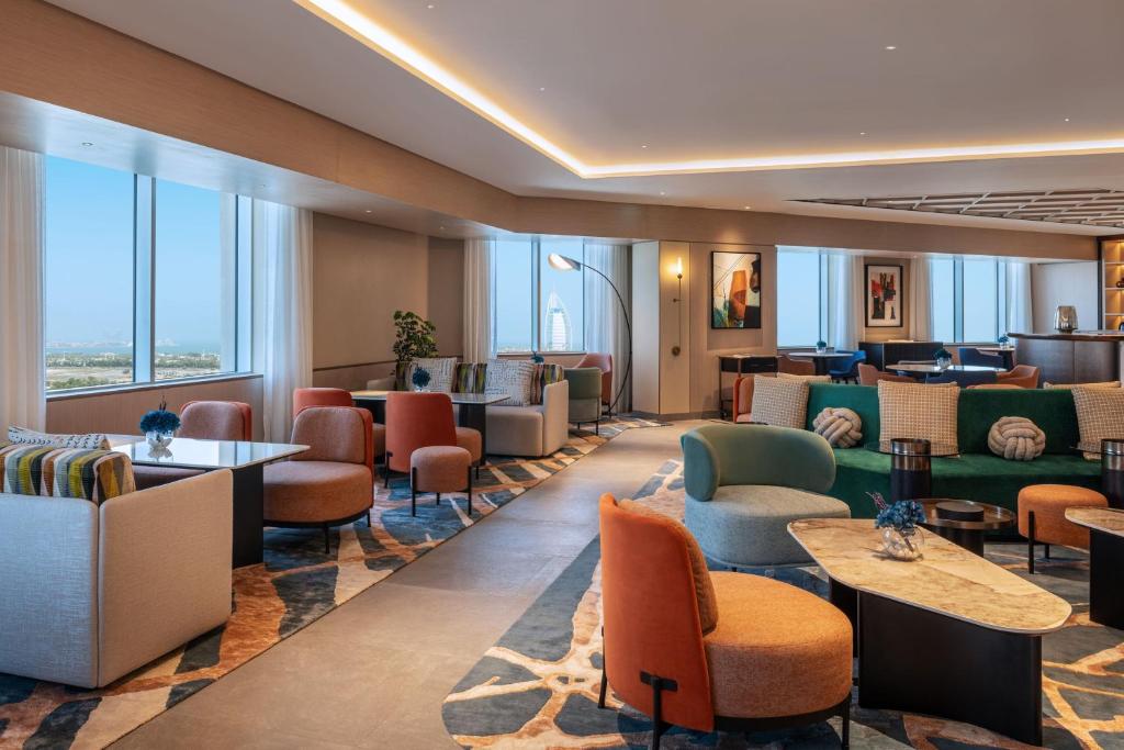 Club Twin Room, Skyline view  - Club lounge Access - Image 4