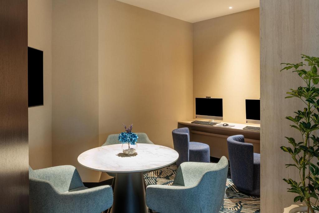 Club Twin Room, Skyline view  - Club lounge Access - Image 5