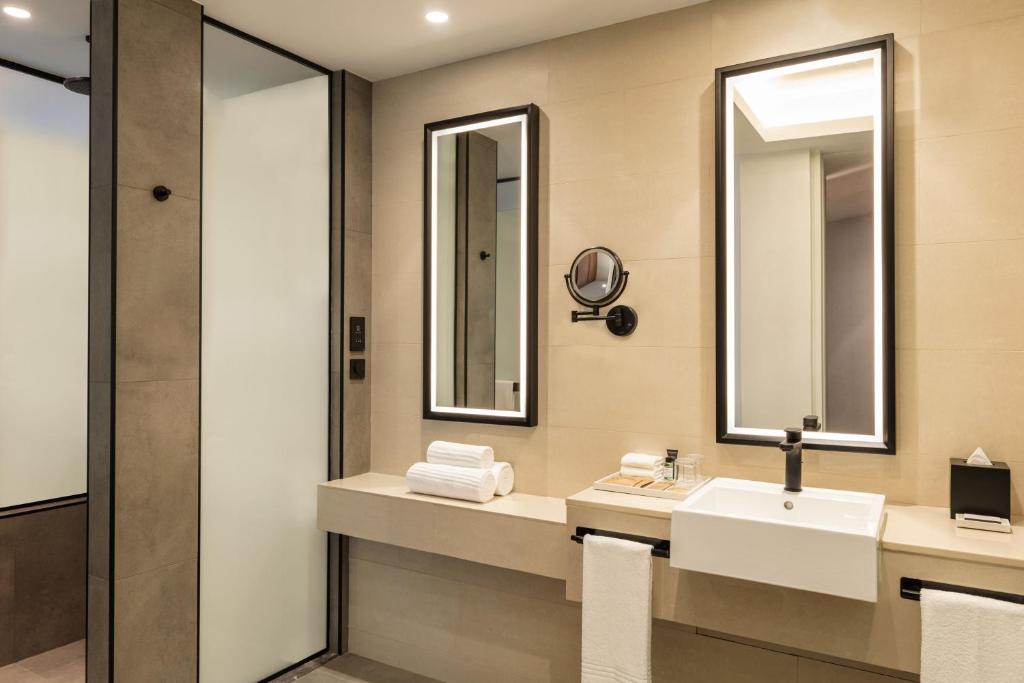 Deluxe 1 Bedroom King Suite, Sofa bed - Club lounge Access - Image 2