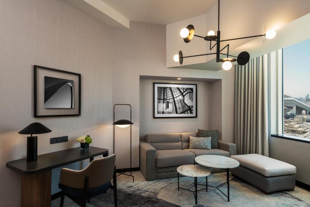 Deluxe 1 Bedroom King Suite, Sofa bed - Club lounge Access - Image 5