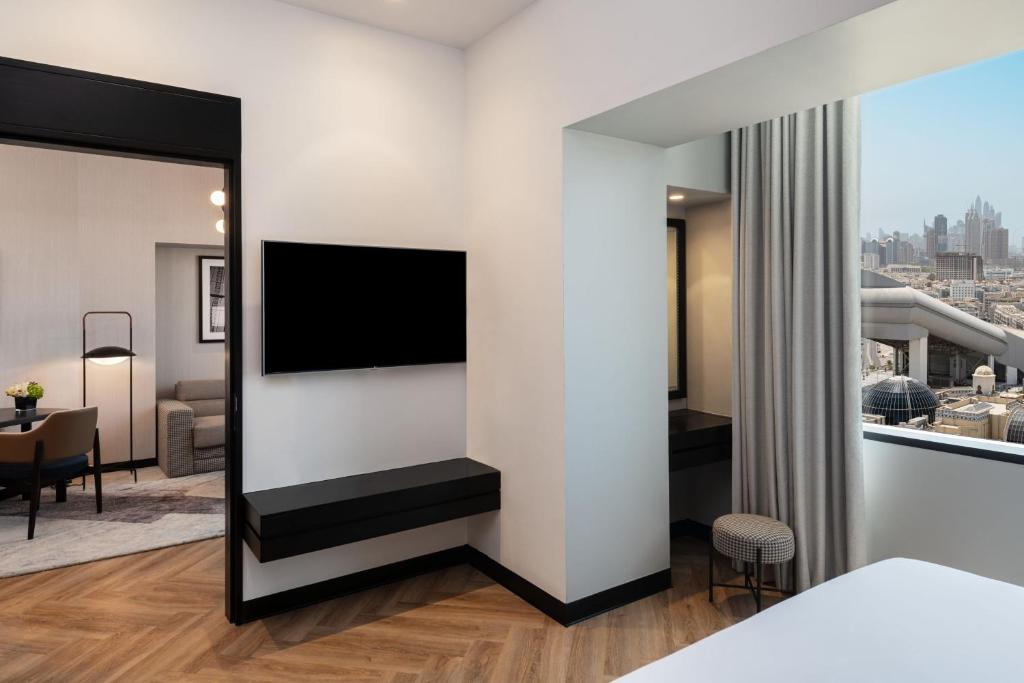 Deluxe 1 Bedroom King Suite, Sofa bed - Club lounge Access - Image 6