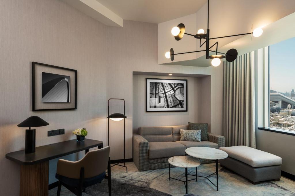 Deluxe 1 Bedroom King Suite, Sofa bed - Club lounge Access - Image 7