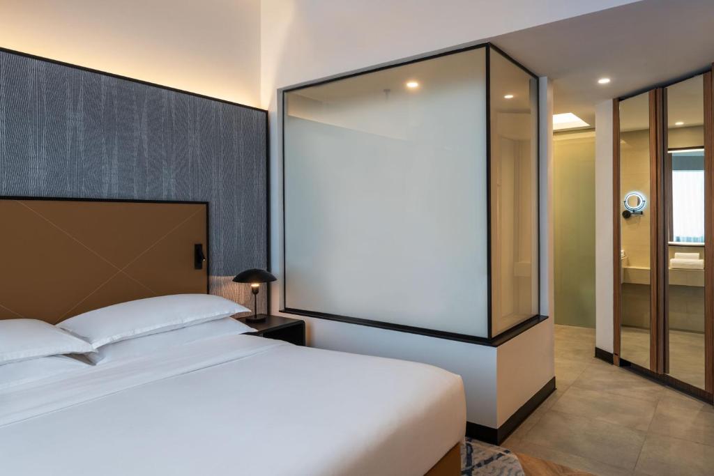 Deluxe 1 Bedroom King Suite, Sofa bed - Club lounge Access - Image 9