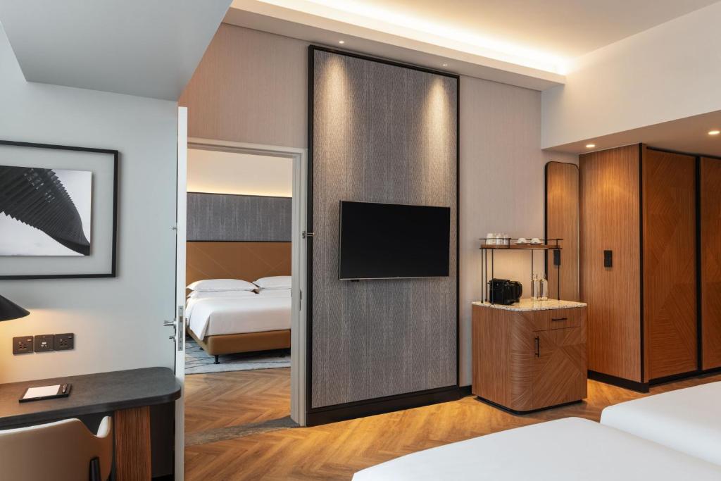 Family Club Room - 2 bedrooms- Club lounge Access - Image 3