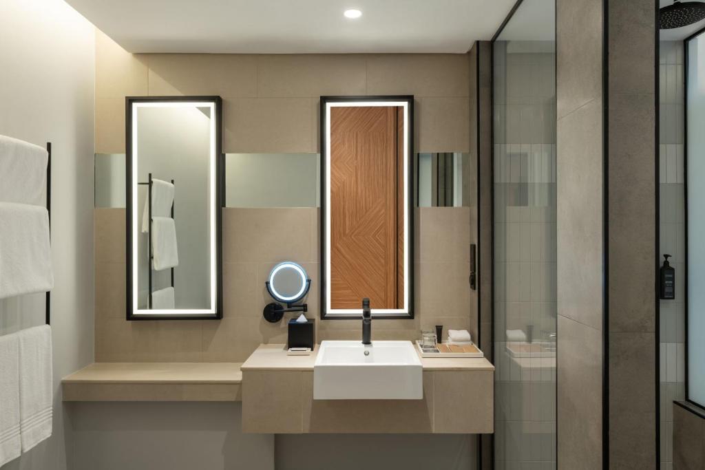 Family Club Room - 2 bedrooms- Club lounge Access - Image 6