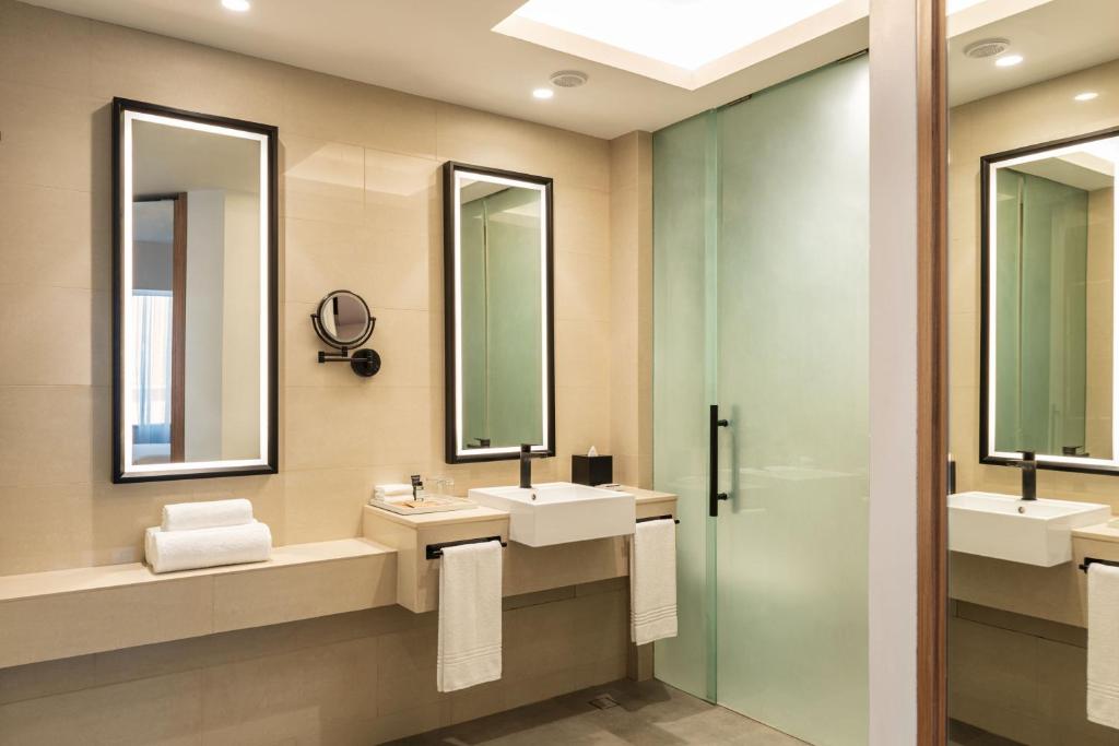 Family Deluxe Suite, 2 bedrooms - Image 10