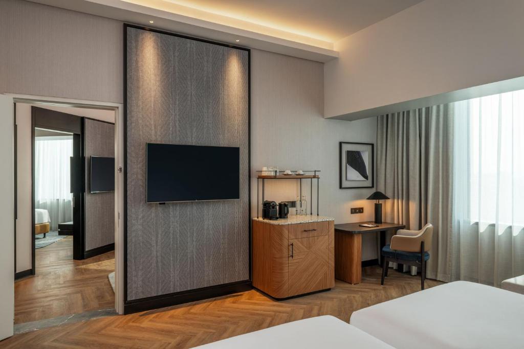 Family Deluxe Suite, 2 bedrooms - Image 3