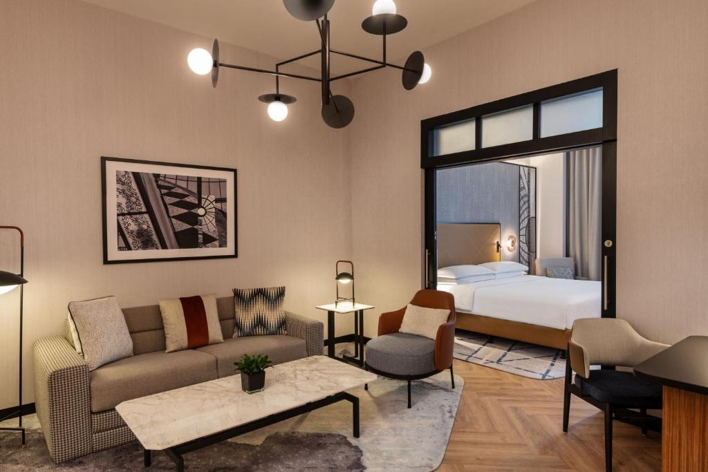 Grand Deluxe 1 Bedroom Suite, Sofa bed - Club lounge Access - Image 2