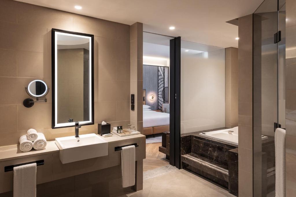 Grand Deluxe 1 Bedroom Suite, Sofa bed - Club lounge Access - Image 4