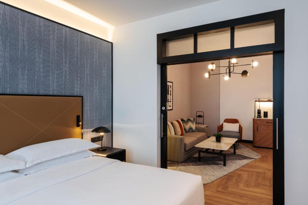 Grand Deluxe 1 Bedroom Suite, Sofa bed - Club lounge Access - Image 5